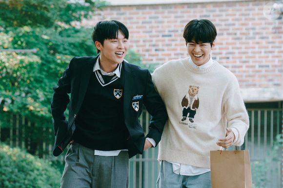 'Melancia Cintilante': um jovem músico viaja no tempo e forma uma banda com o pai adolescente, tentando mudar o destino da própria família