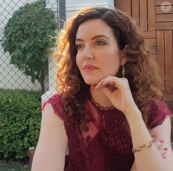 Larissa Maciel já fez uso de botox no cabelo, revelou em 2018: 'Uso do jeito mais simples: corto ao meio a folha, raspo com colher e aplico direto no cabelo limpo. Deixo um tempo e enxáguo apenas com água. O cabelo fica lindo, brilhoso e macio'