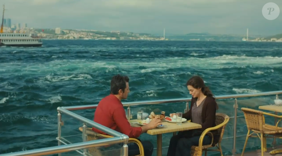 Bahar e Arif dão as mãos por baixo de uma mesa do café, mas Nisan vê e fica feliz pela mãe na novela 'Força de Mulher' no capítulo de 20 de junho de 2025, sexta-feira