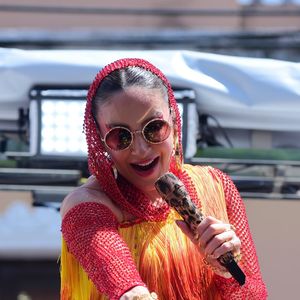 Claudia Leitte curtiu o comentário de um internauta com uma alfinetada contra a rival