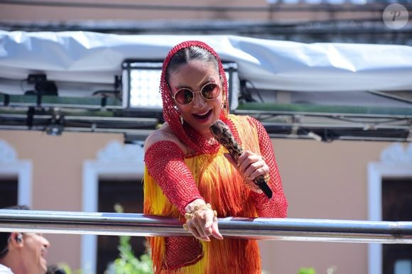 Claudia Leitte curtiu o comentário de um internauta com uma alfinetada contra a rival