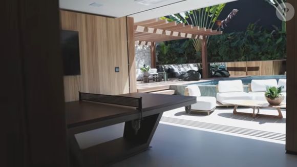 Mesa 3 em 1 na casa de Ana Castela pode se transformar em local para jogo de ping-pong