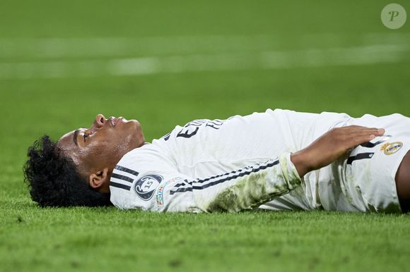 Em meio à eliminação do Real Madrid na Champions, futuro de Endrick vira pauta nas redes e na imprensa europeia.