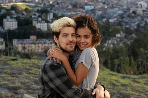 Namorado de Joélly (Alana Cabral), Raul (Paulo Mendes) fica com medo de ter engravidado a garota na novela 'Três Graças', segundo capítulo, em 21 de outubro de 2025, terça-feira