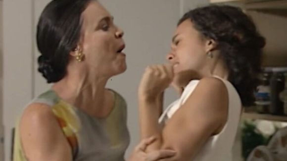 Helena e Joyce se afastam de vez no final de 'História de Amor'? Revelação de segredo cabeludo muda o destino de mãe e filha