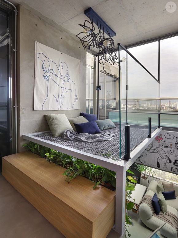 Além da piscina no terraço, a cobertura de Mauro Sousa reúne obras de arte, paisagismo e uma decoração urbana