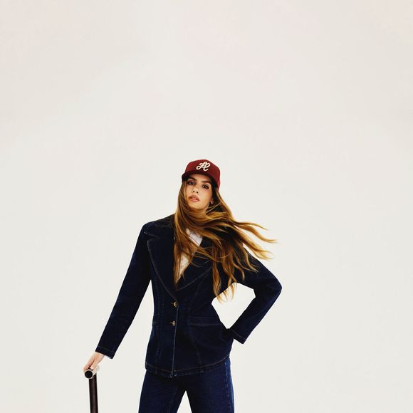 Mesmo após papel glamouroso em 'Beleza Fatal', Camila Queiroz mantém estilo básico fora das telas