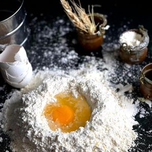 Já a farinha de trigo tem a E. coli, uma bactéria que causa fortes dores abdominais e até infecções graves