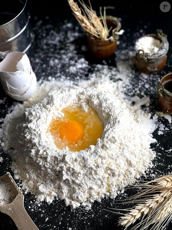 Já a farinha de trigo tem a E. coli, uma bactéria que causa fortes dores abdominais e até infecções graves