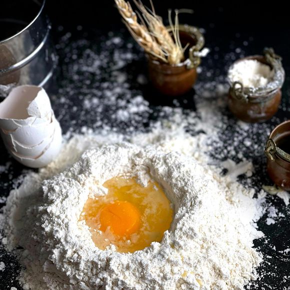 Já a farinha de trigo tem a E. coli, uma bactéria que causa fortes dores abdominais e até infecções graves