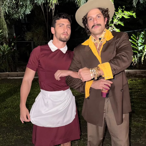 Henrique Barreira colocou um avental e um vestido de empregada para imitar Nina, de 'Avenida Brasil'. O divo já está no ritmo da continuação da novela!