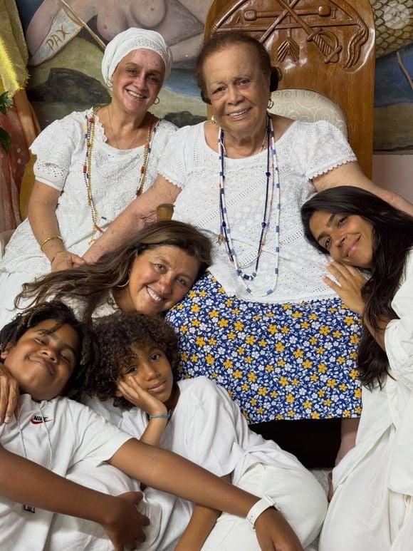 Morte de Mãe Carmen: Regina Casé compartilhou foto onde aparece com a religiosa e a filha Benedita