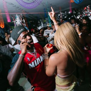 Durante o São Julhão Festival, em São Paulo, Virgínia Fonseca negou ao portal LeoDias que exista um acordo com Vini Jr. para controlar suas publicações e afirmou que pretende amadurecer e respeitar cada fase de sua vida