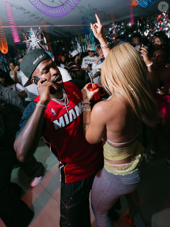 Durante o São Julhão Festival, em São Paulo, Virgínia Fonseca negou ao portal LeoDias que exista um acordo com Vini Jr. para controlar suas publicações e afirmou que pretende amadurecer e respeitar cada fase de sua vida