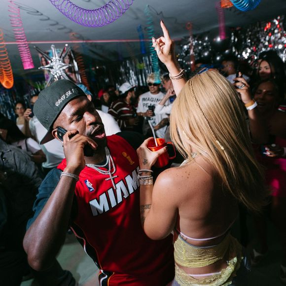 Durante o São Julhão Festival, em São Paulo, Virgínia Fonseca negou ao portal LeoDias que exista um acordo com Vini Jr. para controlar suas publicações e afirmou que pretende amadurecer e respeitar cada fase de sua vida