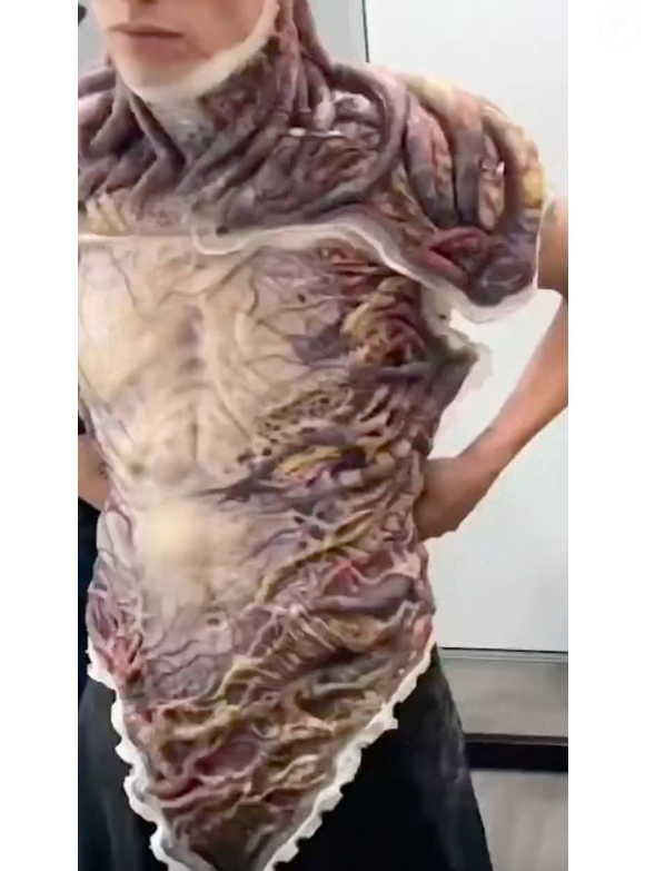 Vecna começa a ganhar forma no corpo do ator Jamie Campbell Bower, agora na parte frontal