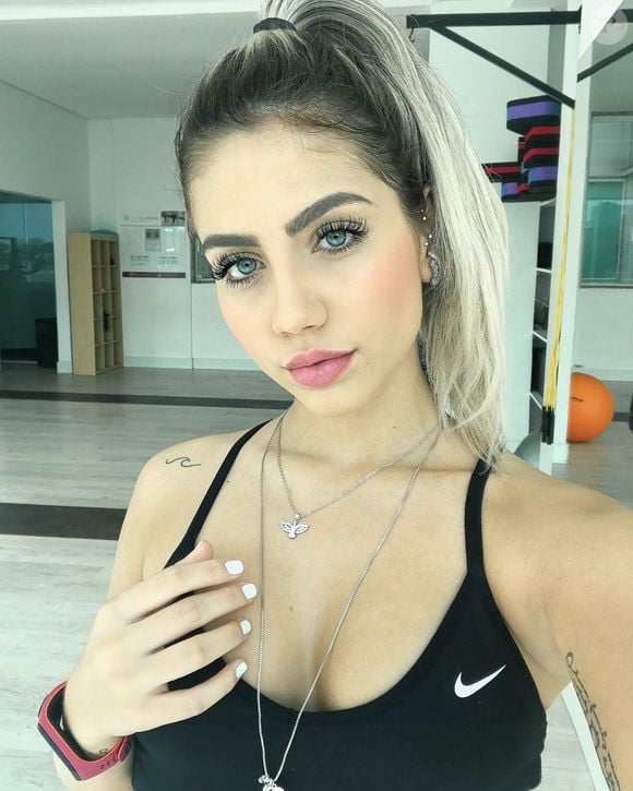 Aqui, Catherine Bascoy já estava desistindo do cabelo tingido e deixando seu natural crescer