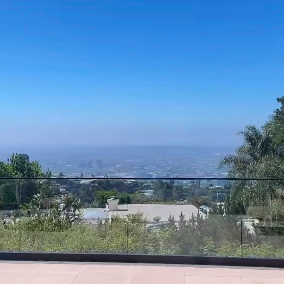Vista para Los Angeles marca mansão luxuosa que Anitta está hospedada nos EUA