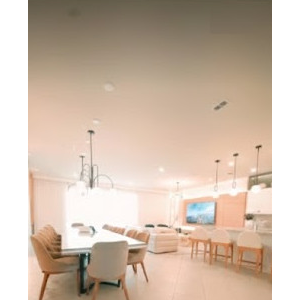 O imóvel impressiona pelos números e pela estrutura: são dez quartos e oito banheiros, além de diversas áreas de convivência e lazer.