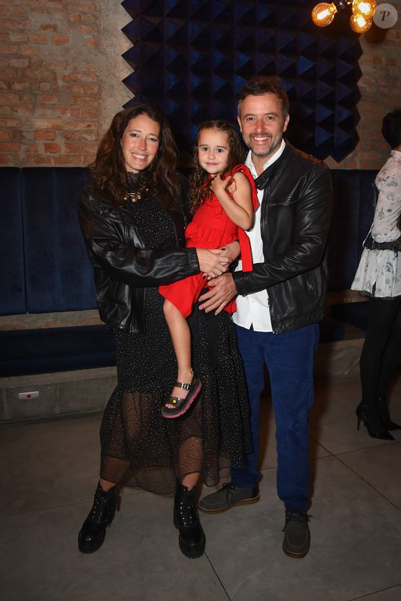 Filha de Jayme Monjardim, Maria Fernanda posou com uma das filhas e o marido, Rodrigo Fleury