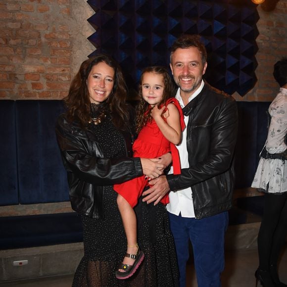 Filha de Jayme Monjardim, Maria Fernanda posou com uma das filhas e o marido, Rodrigo Fleury