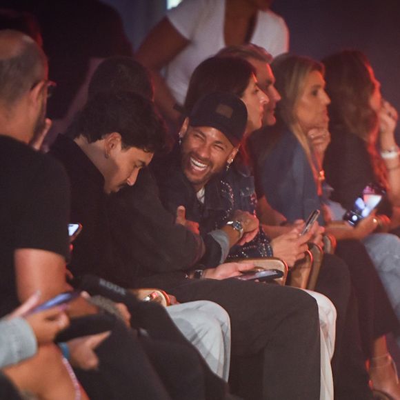 Desfile ou distração? Em meio ao escândalo com Bruna Biancardi, Neymar curte a passarela da Replay como se nada tivesse acontecido.