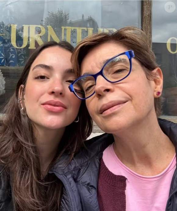 'Ao lado da @antonialoprete a gente pode estar acabada de nem conseguir sair do chão que ela primeiro dá colo, e na sequência te levanta com a luz e o entusiasmo pela vida que vieram junto com ela a este mundo há 24 anos, para alegria infinita da família e dos amigos', escreveu Renata Lo Prete ao homenagear a filha nas redes sociais