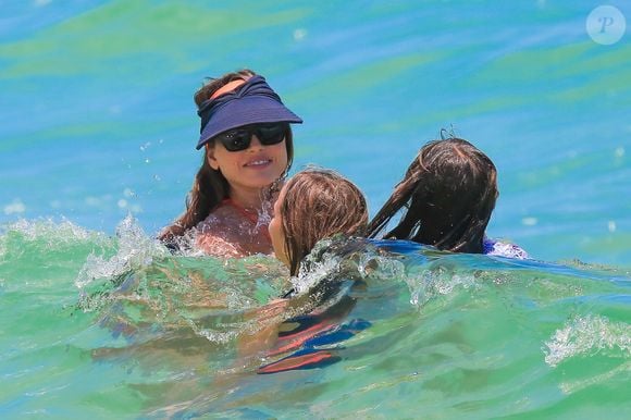 Ao lado da filha e de outra criança, Deborah Secco se refrescou no mar e divertiu muito