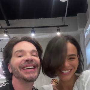 Hairstylist Tiago Parente, que cortou cabelo de Bruna Marquezine, é queridinho de diversas famosas como Nathalia Dill e Carol Castro