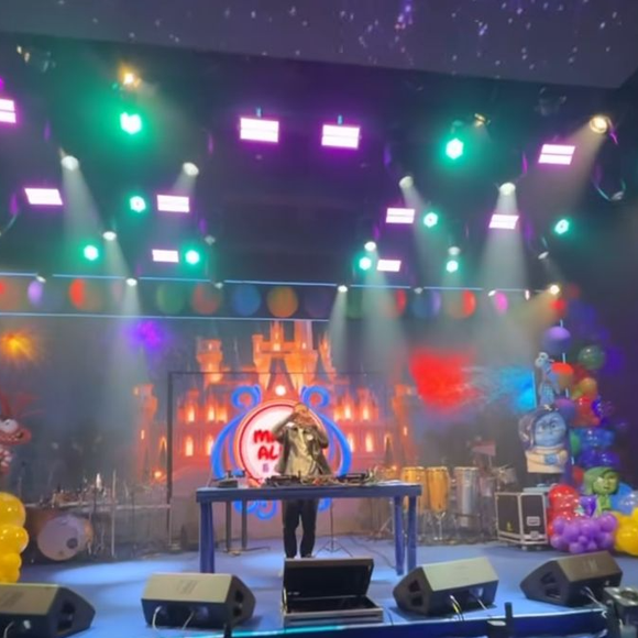 A decoração da festa de Maria Alice misturou elementos lúdicos e luxo em uma produção marcada por LED, efeitos digitais e milhares de balões