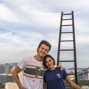 Bruna Marquezine explicou que decidiu comemorar os 31 anos em uma instituição do Rio de Janeiro para contribuir com uma causa social. Ao lado de Shawn Mendes, a atriz visitou a Casa Amarela Providência, conheceu o trabalho desenvolvido com crianças e reforçou a importância da cultura e da educação