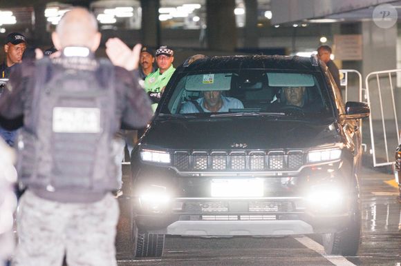 Lady Gaga era esperada por fãs no aeroporto e no hotel Copacabana Palace, mas entrou pela porta de trás, 'driblando' os admiradores