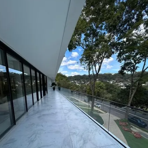 À venda, a mansão de Zé Felipe está localizada no exclusivo condomínio Aldeia do Vale, na região alta da cidade