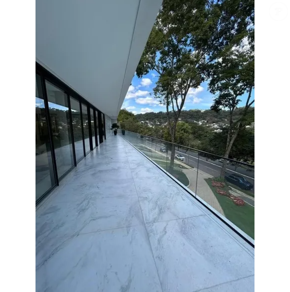 À venda, a mansão de Zé Felipe está localizada no exclusivo condomínio Aldeia do Vale, na região alta da cidade