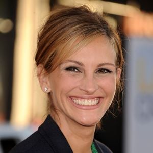 Julia Roberts se descreve como uma pessoa que, em particular, é tímida e prefere evitar interações diretas com fãs, o que sugere traços de introversão. Ela já admitiu não ser "muito boa nessa interação" e que talvez seja "mais tímida do que imaginava".