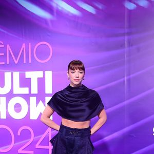 Prêmio Multishow 2024: Alice Wegmann deixou a barriga de fora em um look ousado com cropped e calça fendada