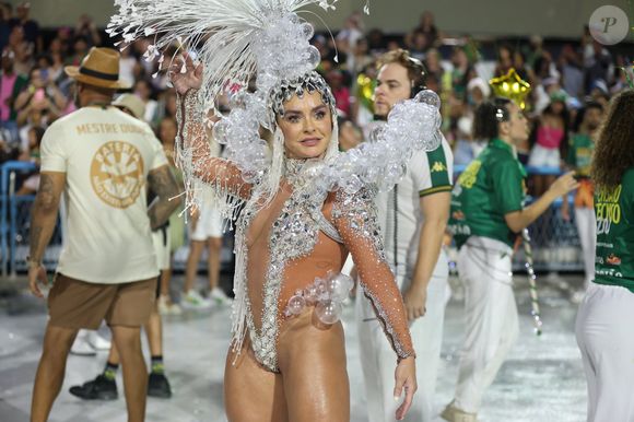 Fabíola de Andrade é rainha de bateria da Mocidade no Carnaval 2026