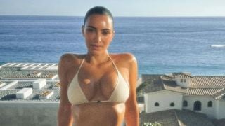 Com 32 kg a menos, Kim Kardashian exibe corpo definido em fotos de biquíni; segredo da famosa é uma 'dieta milagrosa'