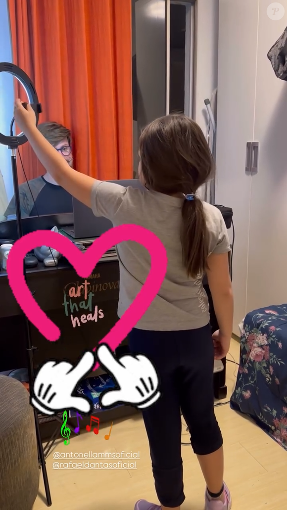 Li Martins adicionou uma figurinha escrita ‘Arte que cura’ em inglês ao dividir o vídeo da filha com os seguidores