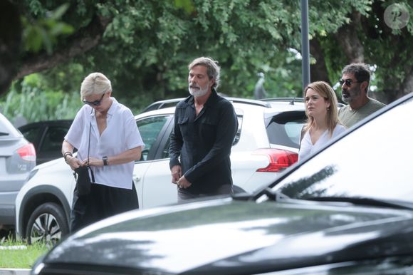 Corpo de Dennis Carvalho é velado por Claudia Abreu em cerimônia restrita