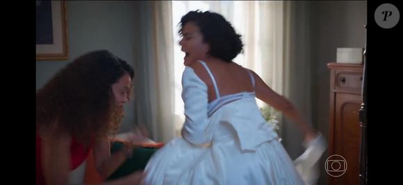 Maria de Fátima (Bella Campos) ficou com o vestido de noiva rasgado após ataque de Raquel (Taís Araújo) em 'Vale Tudo'