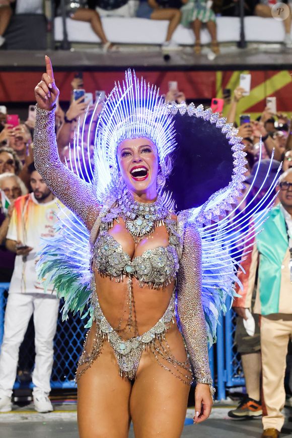Rainha de bateria da Grande Rio, Paolla Oliveira desfilou bastante animada e recebeu elogios do público no Sambódromo