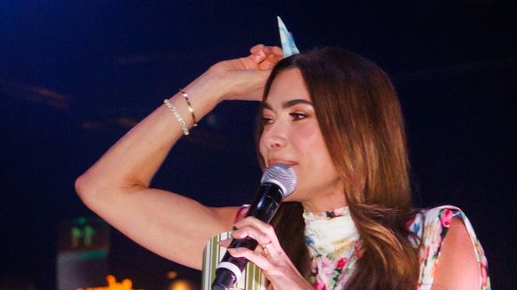 Em meio à crise no casamento com Fábio Faria, Patricia Abravanel vai sem o marido à entrega do PJB 2026; aos 9 anos, filha da apresentadora rouba a cena com homenagem ao avô, Silvio Santos, em fotos com mãe e avó