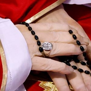 Mãos do Papa Francisco estão envolvidas em um terço e contam com um anel