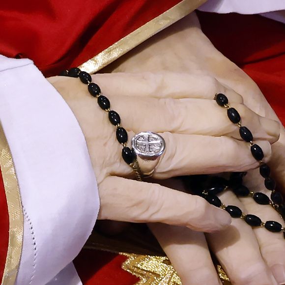 Mãos do Papa Francisco estão envolvidas em um terço e contam com um anel
