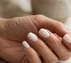 O branco milky chega à primavera como uma escolha elegante e delicada para unhas curtas. O acabamento leitoso e suave valoriza a pele bronzeada sem deixar a produção pesada