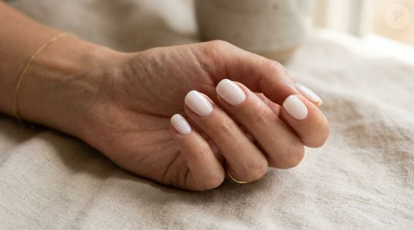 O branco milky chega à primavera como uma escolha elegante e delicada para unhas curtas. O acabamento leitoso e suave valoriza a pele bronzeada sem deixar a produção pesada