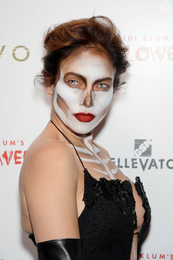 Maquiagem com batom vermelho para Halloween: Jennifer Lopez surgiu como caveira em festa