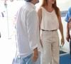 No velório do pai, Bruno Gagliasso apareceu com camisa social branca de mangas compridas, calça jeans de lavagem clara, tênis brancos, boina cinza e óculos escuros. O ator esteve acompanhado da esposa, Giovanna Ewbank, durante a despedida de Paulo César Pereira Marques, aos 79 anos