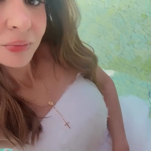 Para a ocasião, Maiara elegeu um vestido branco acima do joelho e com os ombros de fora